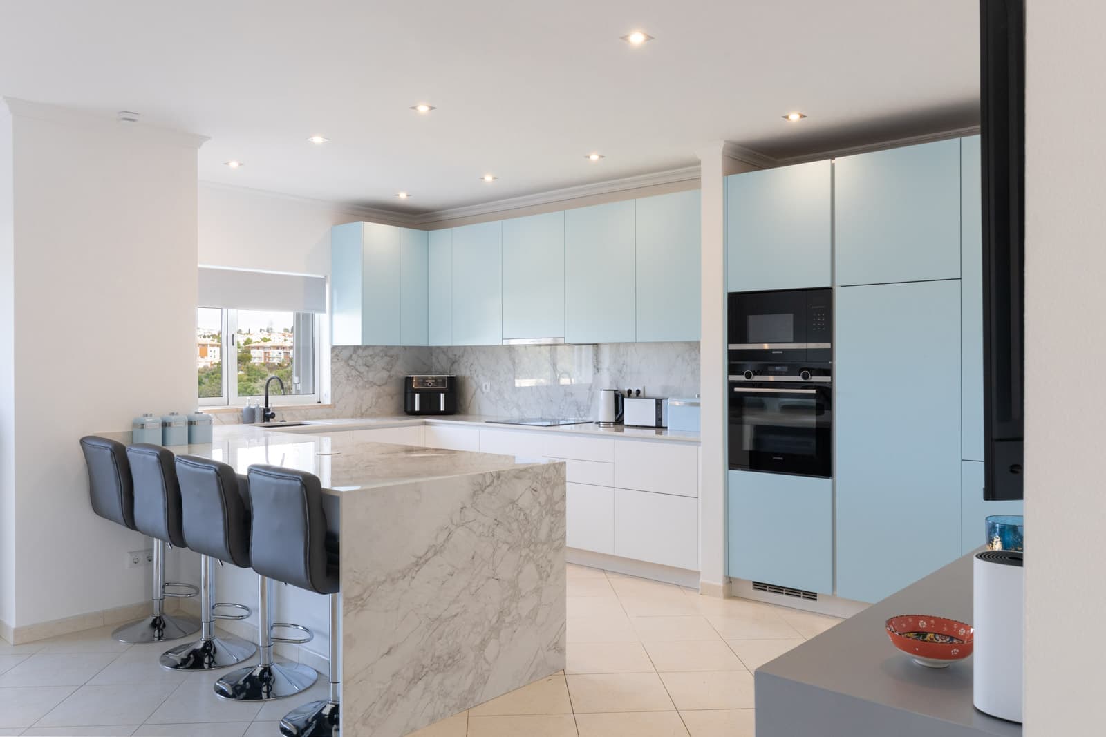 Cozinha e sala modernas renovadas pela Freitas Renovações em Aveiro